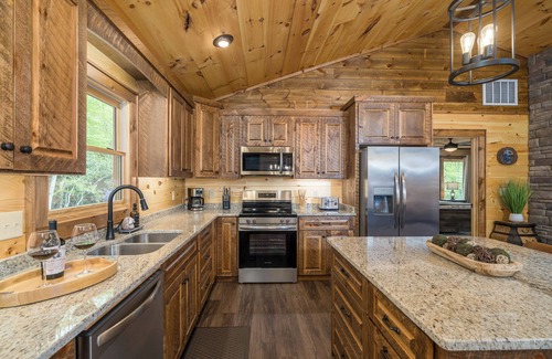 Mineral Bluff Cabin | Secluded 4-BR cabin Sleeps 10, Hot Tub, Pool Table, in enchanting Mineral Bluff