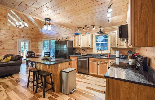 Logan Cabin | Secluded 6-bedroom Log Cabin Nestled in the Pines