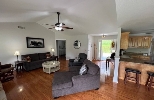 Franklin Cottage | Secluded Acreage Surrounded by Mountain Views with Serene Creekside Sanctuary