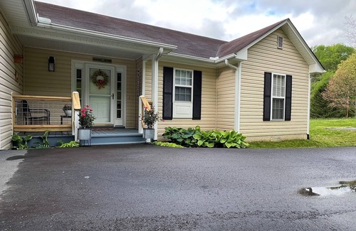 Franklin Cottage | Secluded Acreage Surrounded by Mountain Views with Serene Creekside Sanctuary