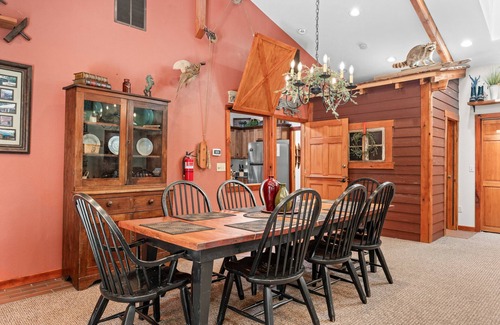 Blue Eye House | Secluded All-One-Level Carriage House-Pool Table-Hot Tub-Dog Friendly - Car Charger