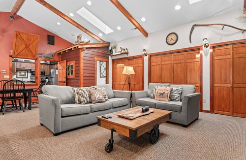 Blue Eye House | Secluded All-One-Level Carriage House-Pool Table-Hot Tub-Dog Friendly - Car Charger