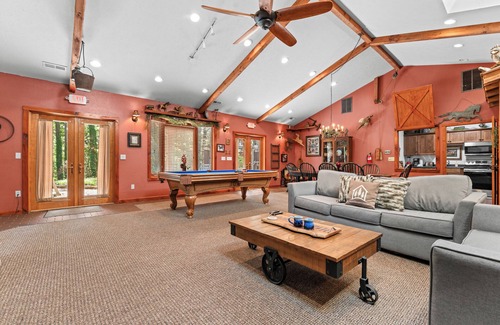 Blue Eye House | Secluded All-One-Level Carriage House-Pool Table-Hot Tub-Dog Friendly - Car Charger