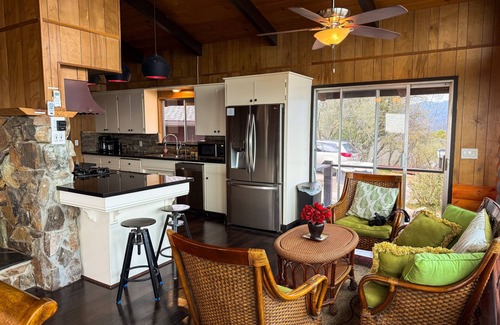 North Fork House | Secluded and scenic Bass Lake/Yosemite area cabin with decks, grill & fireplace