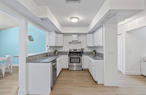 San Carlos Park House | Secluded Backyard w/Pool & HotTub. Sleeps up to 10. Centrally located. 3bed2b