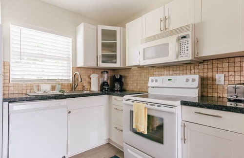 Pompano Beach House | Secluded Beach Adventure Cabana - Newly Renovated!