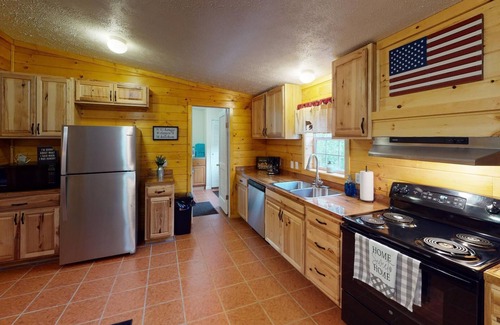 Nelsonville Cabin | Secluded Black Bear Lodge w/Private Pool & Hot Tub near Hocking Hills Ohio