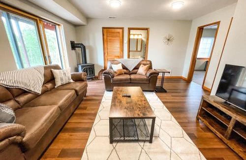 Divide House | Secluded Cabin fishing hiking relaxing fireplace