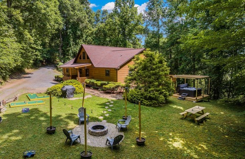 Cosby Cabin | Secluded Cabin-Game Room-2 King Beds-HotTub-MiniGolf-EV Charger-Cloud Ceiling
