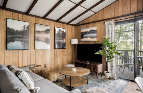 Sleepy Hollow House | Secluded Cabin Hot Tub, Huge Deck, Fire Pit, WiFi