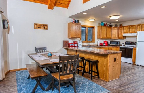 Sturgeon Bay Cabin | Secluded Cabin in the Woods - Dog Friendly
