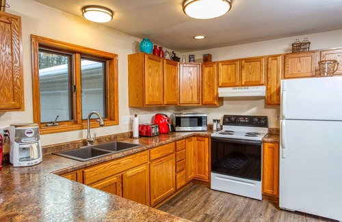 Sturgeon Bay Cabin | Secluded Cabin in the Woods - Dog Friendly