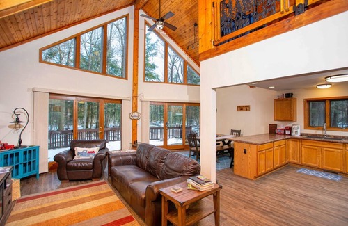 Sturgeon Bay Cabin | Secluded Cabin in the Woods - Dog Friendly