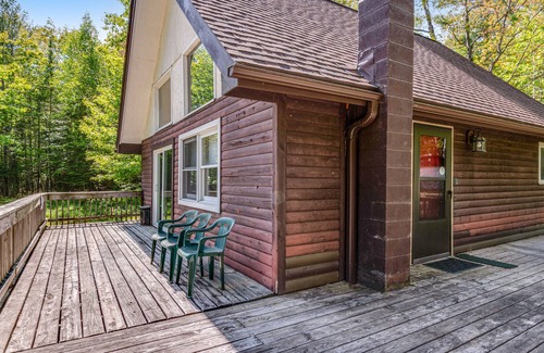 Land O Lakes House | Secluded Cabin in the Trees W/ Fast WiFi, Large Deck, Full Kitchen & Loft