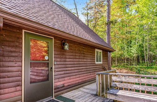 Land O Lakes House | Secluded Cabin in the Trees W/ Fast WiFi, Large Deck, Full Kitchen & Loft