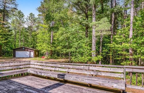 Land O Lakes House | Secluded Cabin in the Trees W/ Fast WiFi, Large Deck, Full Kitchen & Loft