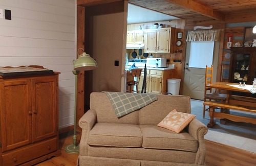 Canton Cabin | Secluded cabin nestled between the Blue Ridge and Great Smoky Mountains.