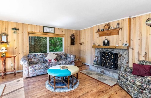 Eatonville Cabin | Secluded cabin on Ohop Lake near Mt. Rainier. Pet Friendly!