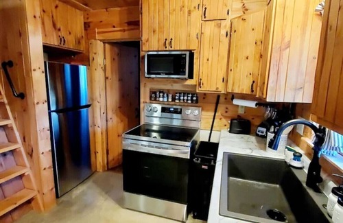 Carbon Hill Cabin | Secluded Cabin near Hocking Hills with Stocked Pond/Hot Tub on 40 acres