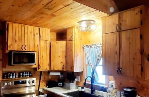 Carbon Hill Cabin | Secluded Cabin near Hocking Hills with Stocked Pond/Hot Tub on 40 acres