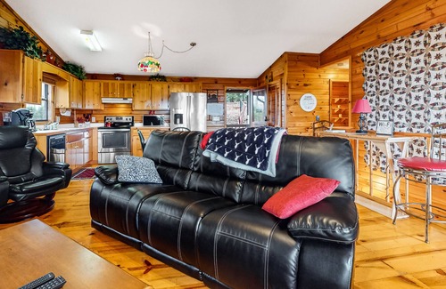Blairsville Cabin | Secluded cabin w/ hot tub, furnished deck, gas fireplace & mountain views!