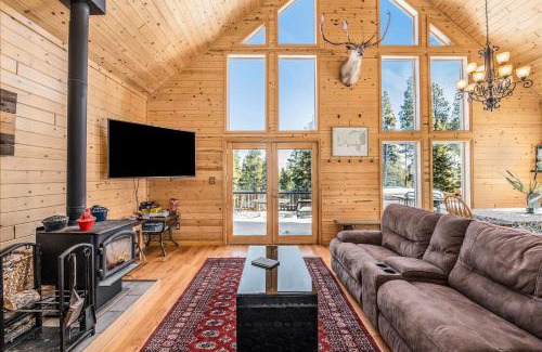 Valley of the Sun House | Secluded Cabin W Mountain Views & Sunroom
