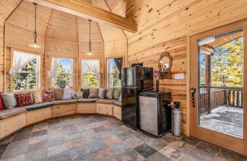 Valley of the Sun House | Secluded Cabin W Mountain Views & Sunroom