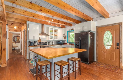 Leicester Cabin | Secluded Cabin with Quality Furnishing + Hot Tub