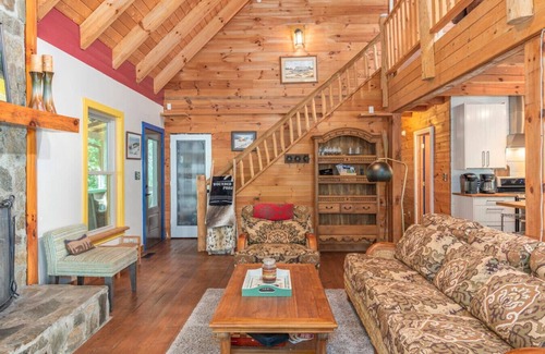 Leicester Cabin | Secluded Cabin with Quality Furnishing + Hot Tub
