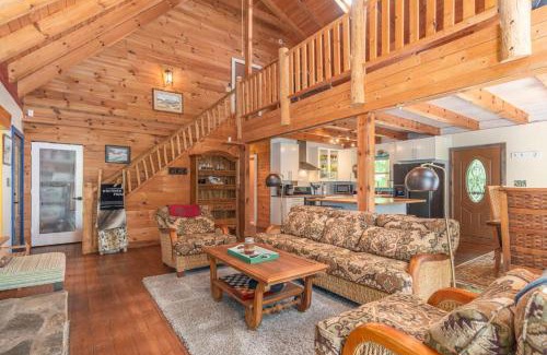 Leicester House | Secluded Cabin with Quality Furnishing and Hot Tub