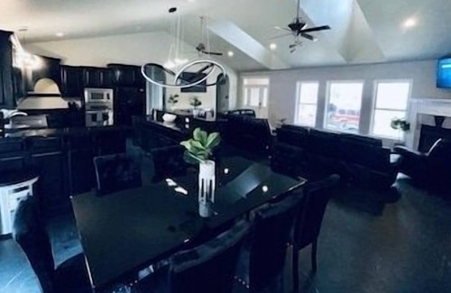 Royal House | Secluded~Close to Lakes~ 4 Acres~Pool/Hot Tub