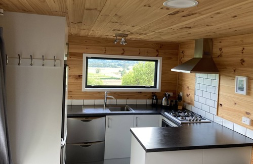 Brightwater Cottage | Secluded Cottage with views. Pet-Friendly with kennel