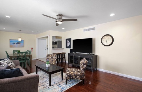 Raisin House | Secluded & Cozy 3B/1Bth w GreatA to Airport