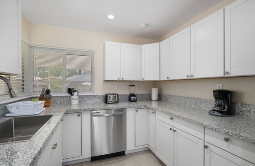 Raisin House | Secluded & Cozy 3B/1Bth w GreatA to Airport