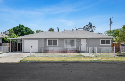 Raisin House | Secluded & Cozy 3B/1Bth w GreatA to Airport