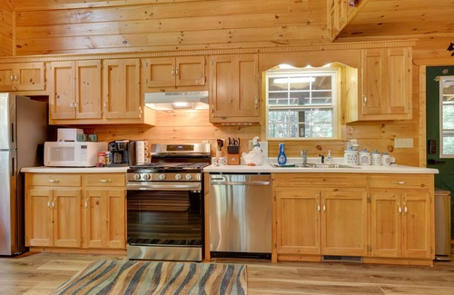 Blairsville Cabin | Secluded ‘Cross Creek Cabin’ w/Deck & Fire Pit!