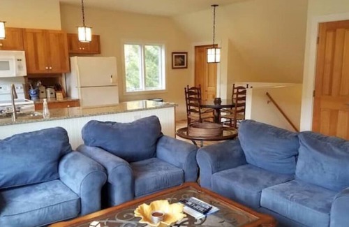 Warren House | Secluded Detached Guest House Apt on 100 Acres
