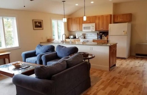 Warren House | Secluded Detached Guest House Apt on 100 Acres