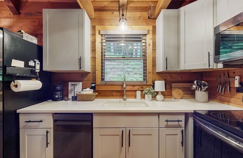 Mineral Bluff Cabin | Secluded dog-friendly cabin with wood fireplace, mtn views, & expansive deck