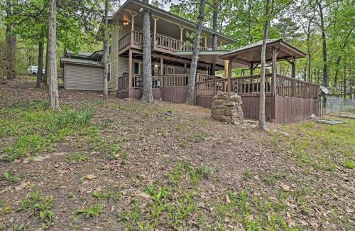 Edgemont House | Secluded Edgemont Getaway with Huge Outdoor Deck!