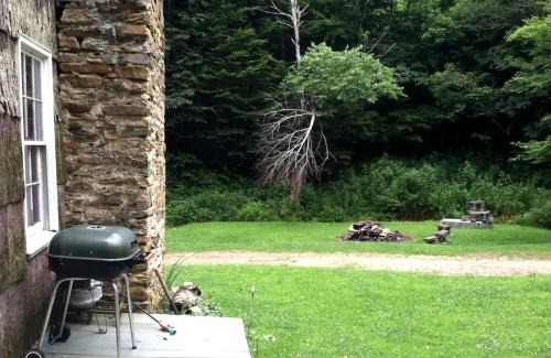 Frank House | Secluded Family-Friendly Cabin Rental on 90 Acres in Newland, North Carolina