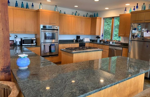 Aquinnah House | SECLUDED FAMILY HOUSE IN AQUINNAH OVERLOOKING THE VINEYARD SOUND