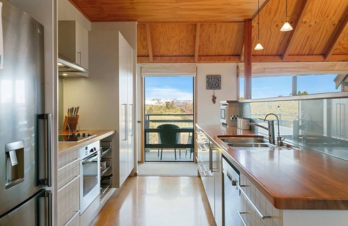 Rangatira Park House | Secluded Hideaway - Great Views *No Service Fee*