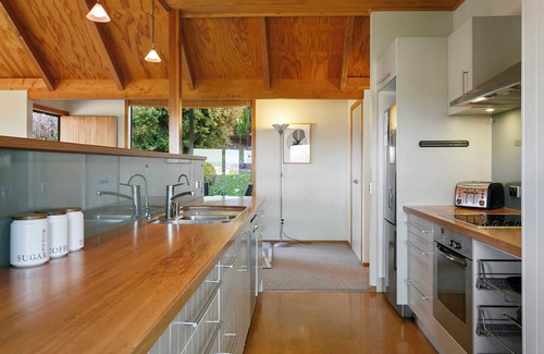 Rangatira Park House | Secluded Hideaway - Great Views *No Service Fee*