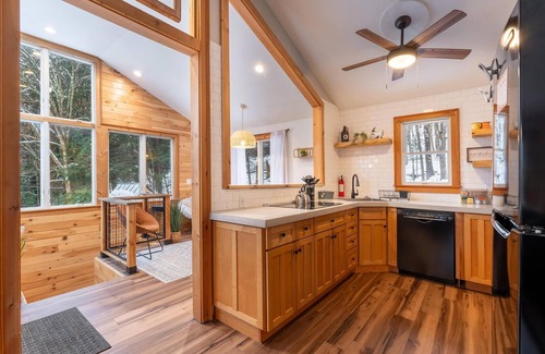 Bridgewater Corners House | Secluded/Hot Tub/views! Minutes to Everything!