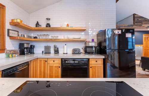 Bridgewater Corners House | Secluded/Hot Tub/views! Minutes to Everything!
