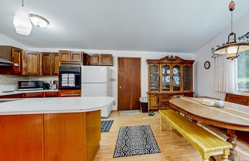 Woodinville House | Secluded home near downtown Woodinville with large wraparound deck & grill