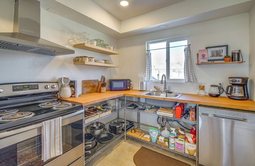 Landers House | Secluded Home w/Hot Tub - Near Joshua Tree Park!