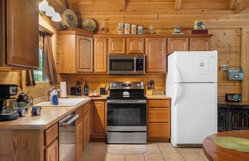 Branson Cedars Cabin | Secluded, HotTub, Jet bathtubs, Woods, Near Big Cedar & Shows-Firepit -CarCharger