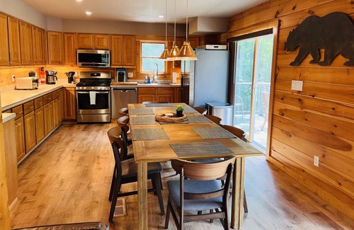 Rowland House | Secluded Huggy Bear Lodge Near Woodloch Spa